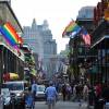 Muito movimento na Bourbon Street, a rua mais famosa de New Orleans, na Louisiana - Estados Unidos